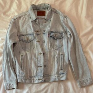 Light wash Levi’s denim jacket